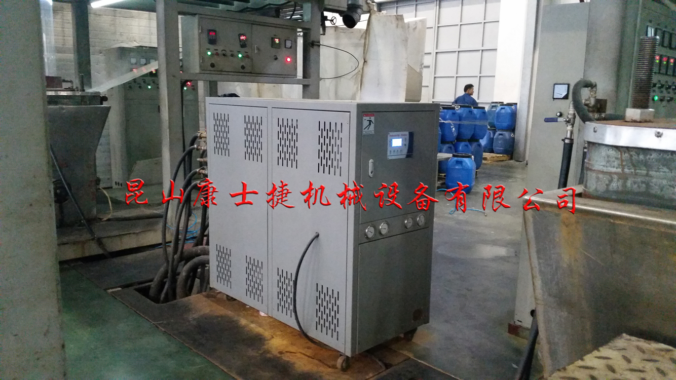 水冷箱式冷水機(jī)組現(xiàn)場