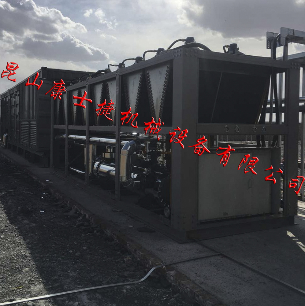 風(fēng)冷螺桿冷水機(jī)組現(xiàn)場
